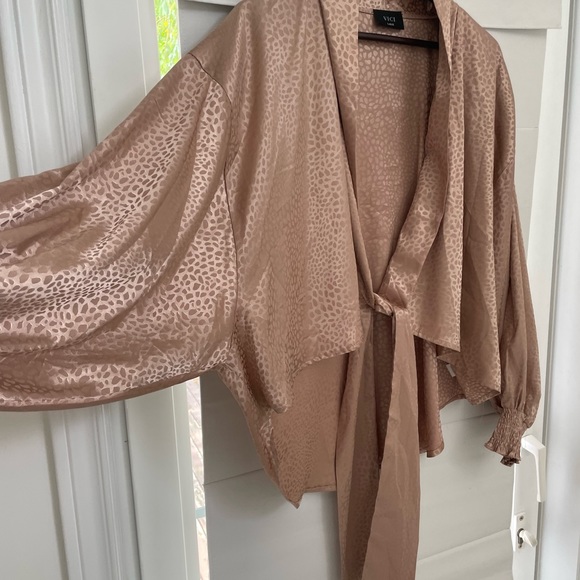 Gorgeous Vici oversized front tie blouse. Never worn. - Picture 7 of 9